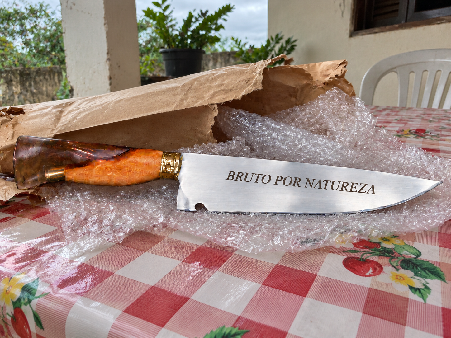 Cena fictícia 02: faca personalizada recém-desembalada, imagem gerada por IA