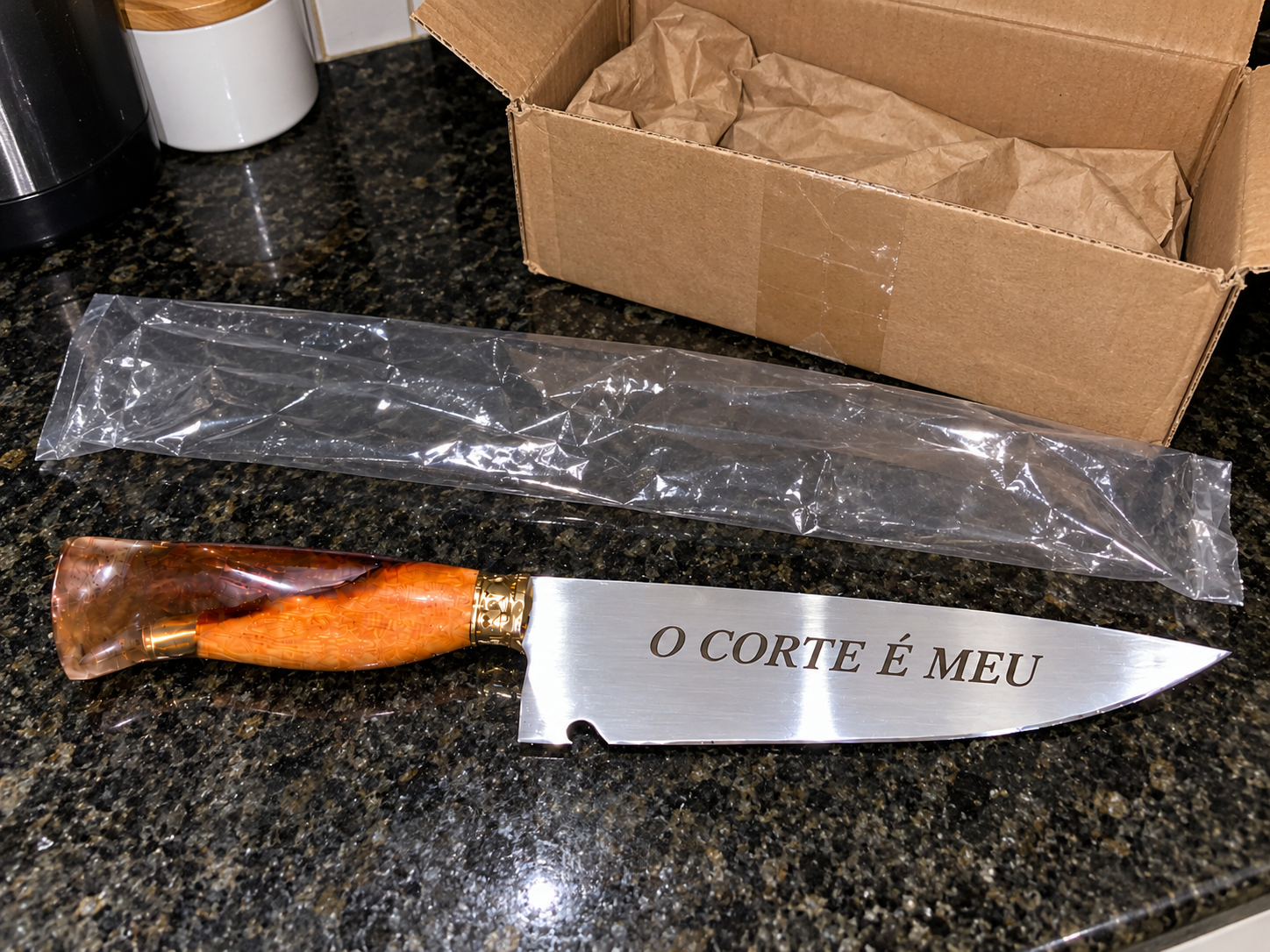 Cena fictícia 03: faca personalizada recém-desembalada, imagem gerada por IA