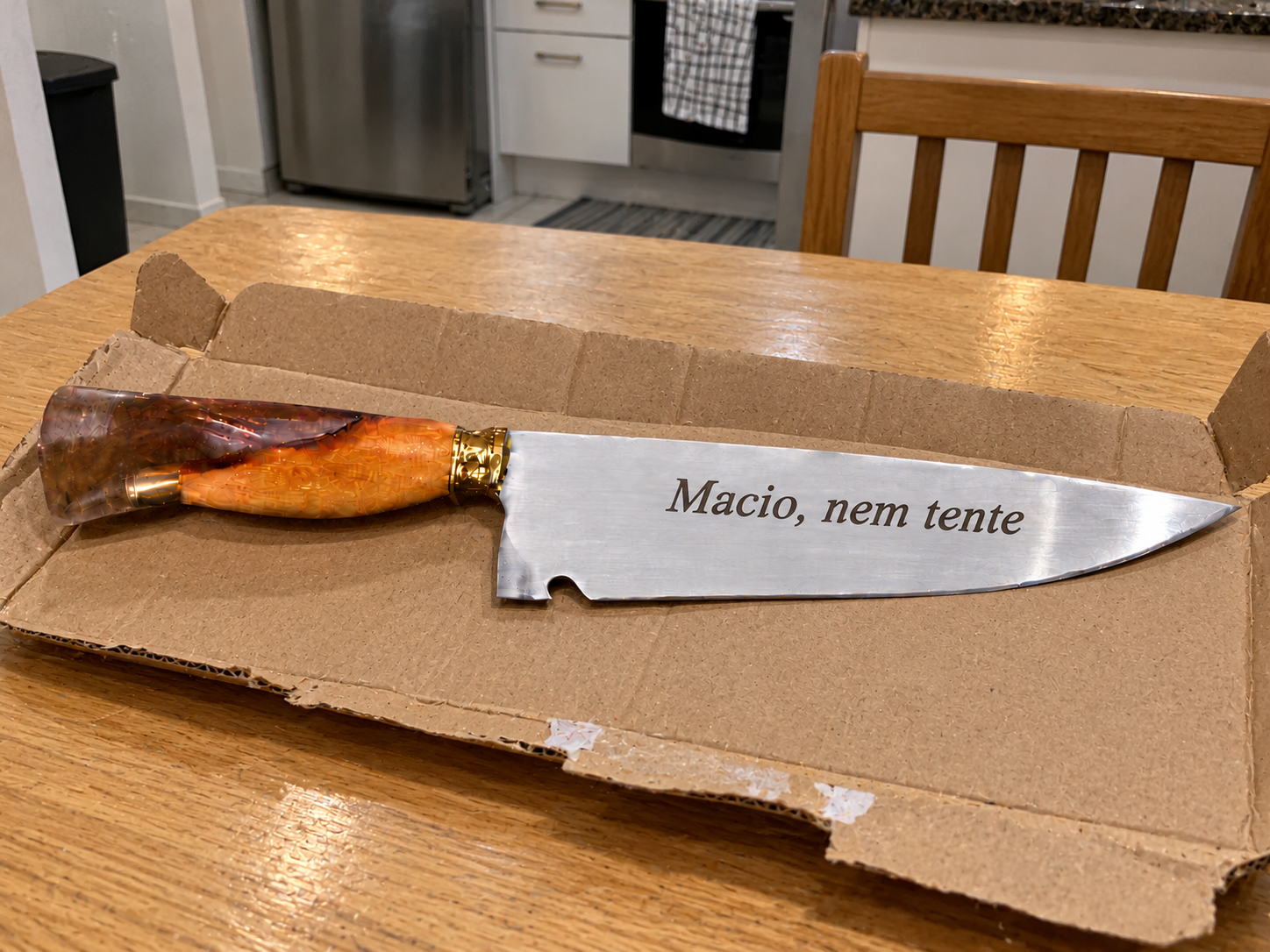 Cena fictícia 06: faca personalizada recém-desembalada, imagem gerada por IA