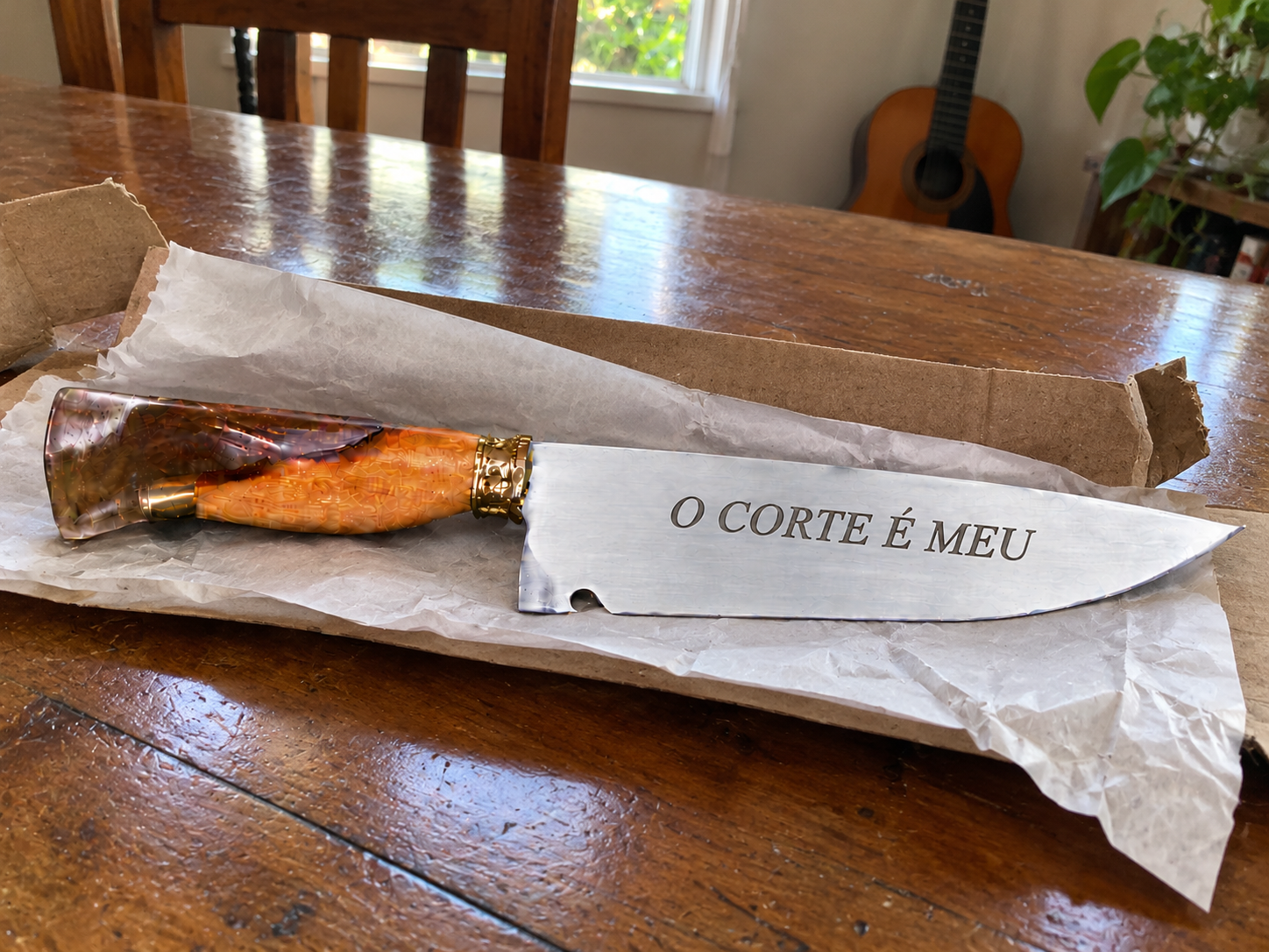 Cena fictícia 09: faca personalizada recém-desembalada, imagem gerada por IA
