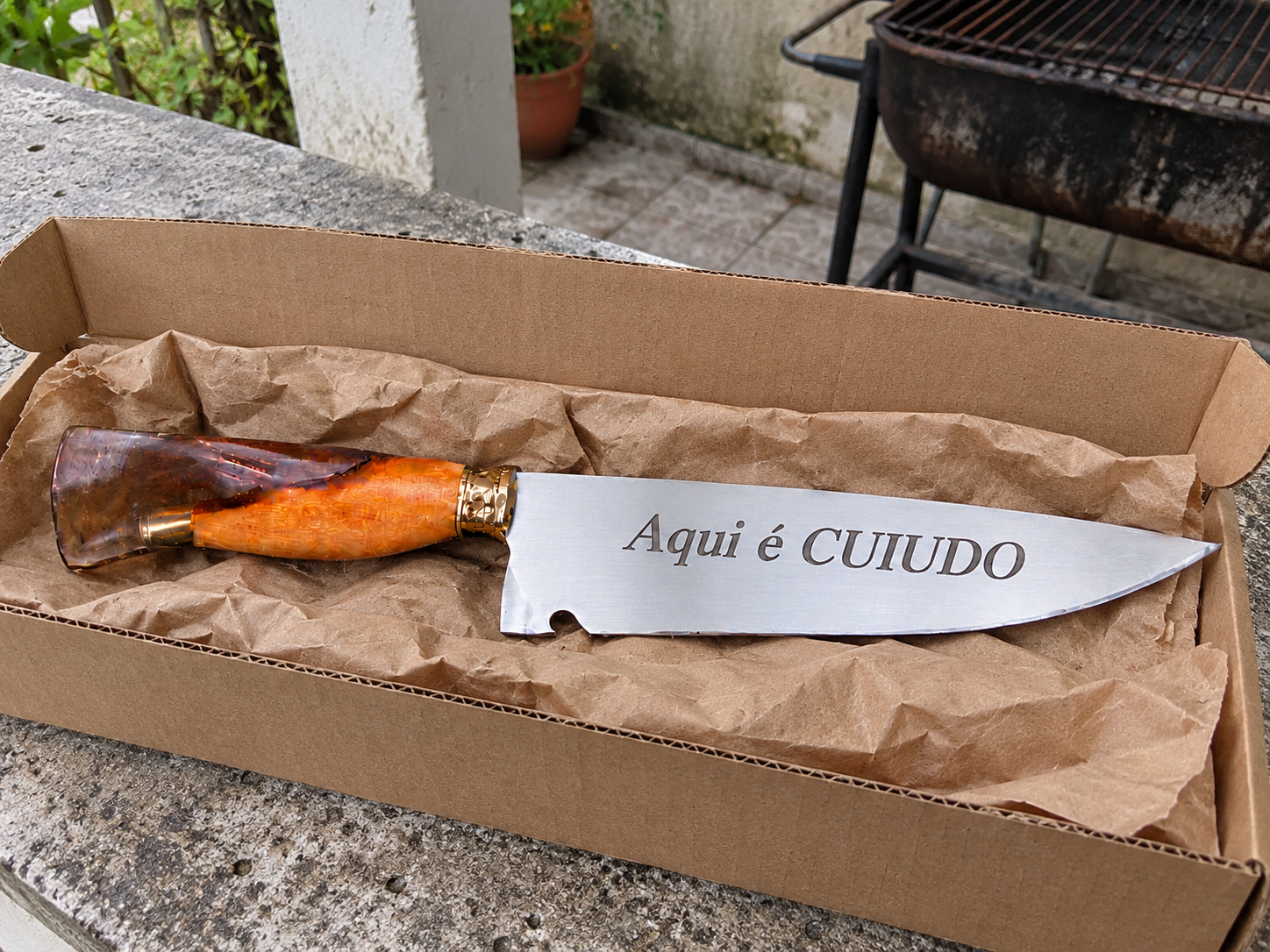 Cena fictícia 12: faca personalizada recém-desembalada, imagem gerada por IA