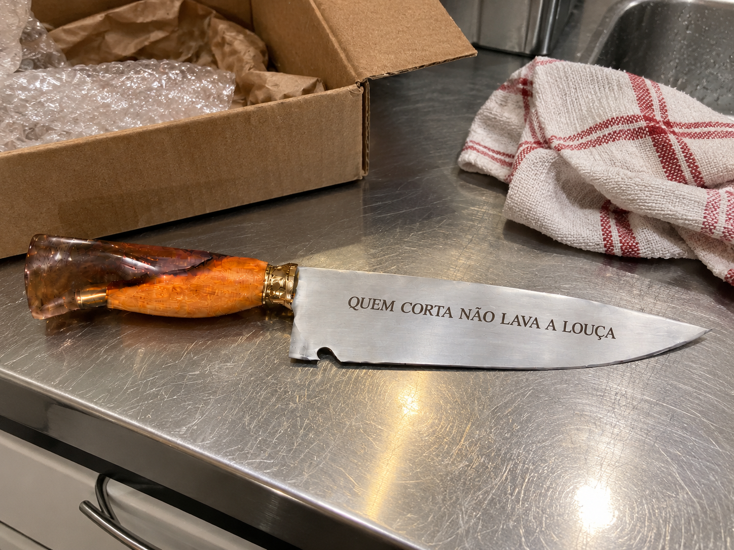 Cena fictícia 14: faca personalizada recém-desembalada, imagem gerada por IA